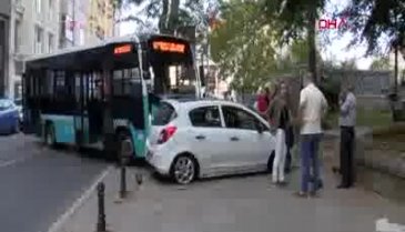 Kontrolden çıkan otobüs iki otomobile çarptı