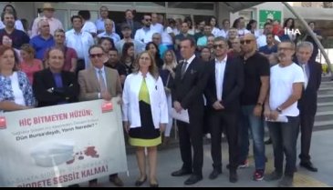 Bursa'da bıçaklanan doktora meslektaşlarından destek, şiddete tepki
