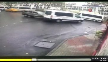 Engelli öğrencileri taşıyan minibüse cip çarptı!
