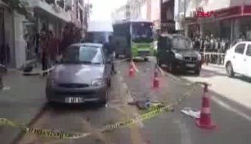 Kuaför çırağını sokak ortasında bacaklarından vurdular