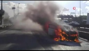 Köprü girişinde otomobil yandı! Trafik felç oldu...