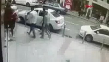 Kuaför çırağını sokak ortasında bacaklarından vurdular