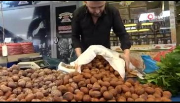 Bursa'da tezg&acirc;hlar cevizle doldu