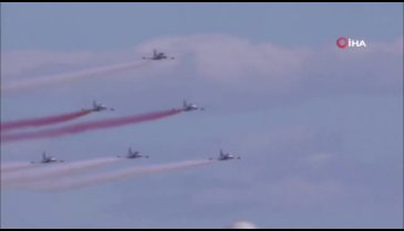 Solo Türk ve Türk Yıldızları'ndan nefes kesen gösteri
