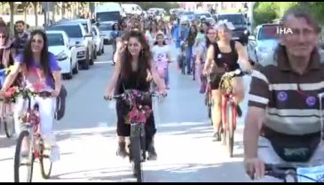 Bursa'da süslü kadınlar pedal çevirdi
