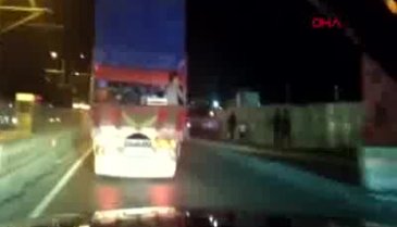 Kamyonetin kasa kapağında tehlikeli yolculuk
