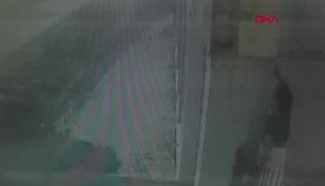 Kapıdan atlarken demir korkuluk koluna saplandı