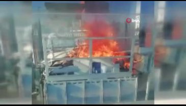Metrobüs durağında yangın