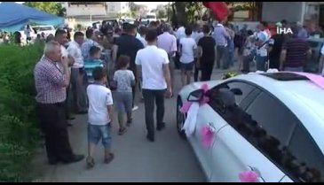 Bursa'da ölen eşinin kuklasını yaparak, birlikte gelin arabasının önünü kesti