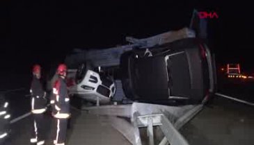 TIR devrildi, sıfır otomobiller yola saçıldı