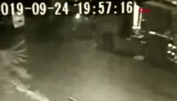 Hafriyat kamyonunun üzerine benzin dökerek yaktı