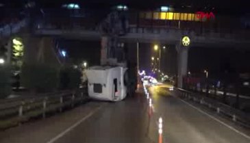 Damperi açık unutan şoför üst geçide takıldı