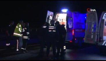 Tır otomobili altına aldı: 2 ölü, 3 yaralı