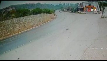 Bursa'da seyir halindeki tırdan konteyner düştü!