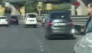 Motosikletli kadının tehlikeli dansı kamerada