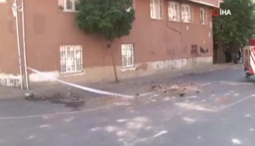 Binanın bacasından kopan parçalar aracın üzerine düştü
