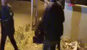 Bursa'da intihara kalkışan genci, polis ipten aldı