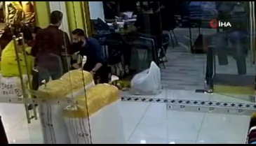 Depremden kaçanları gülerek izledi