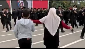 Bursa'da yüzlerce asker arasında gözyaşlarıyla 'Ali'sini aradı