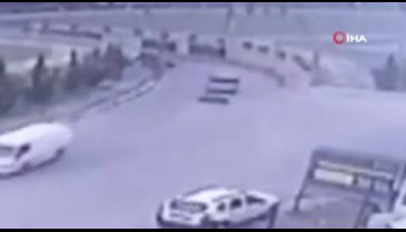Bursa'da hafif ticari araç ile motosiklet böyle çarpıştı: 1 yaralı