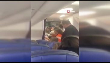 Uçak tuvaletinde mahsur kalan yolcu, acil iniş yaptırdı