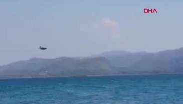 Turistlerin arasında denize indi