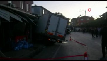 Bursa'da can pazarı! Kamyon yol kenarında bekleyen 5 kişiye çarpıp markete daldı