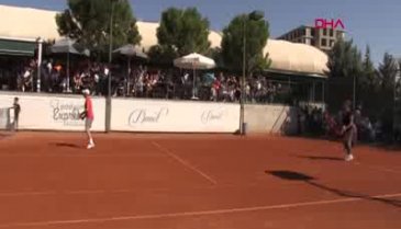 Bursa'daki tenis turnuvasında Hülya Avşar'a yoğun ilgi