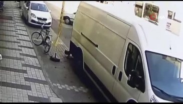 Bursa'da motosikletin park halindeki minibüse çarpma anı kamerada