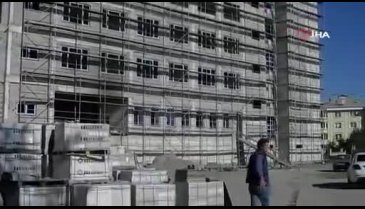 Maaşlarını alamayan işçiler inşaatın çatısına çıktı