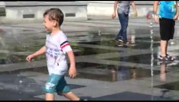 Bursa'da sonbaharda çocuklar üşüyerek suyun altında eğlendi
