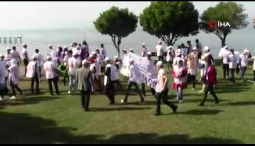 Çocuklar Bursa İznik sahilini temizledi