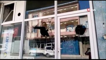 Eski muhtarın işyerinin camları kırıldı