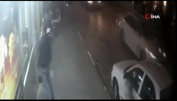Bursa'da işyerini baltayla basıp camlarını kırdılar