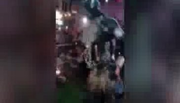 Benzinle gösteri yapan oyuncu sahnede alev aldı