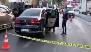 İstanbul'da lüks otomobile silahlı saldırı: Sürücü yaralı