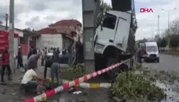 Pamukova'da TIR durağa daldı: 2 ölü, 4 yaralı