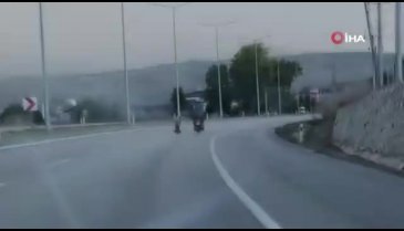 Motosiklet üstünde yatarak gitti