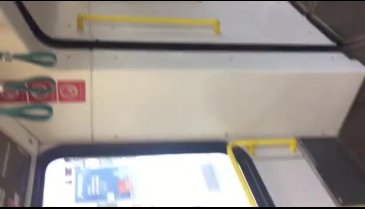 Bursa'da öğrenciler metroda kitap okuyarak 'Kitap her yerde' mesajı verdi