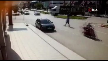 Bursa'da otomobil çarpan bisikletli 40 metre sürüklendi; sürücü ağır yaralandı