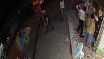 Mahallelinin çekiçli "gürültü dayağı" kamerada