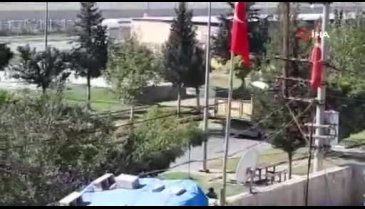 Suriye sınırında zırhlı araçla mehteranlı devriye