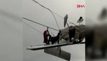 Elektrik tellerinde asılı kalan uçağın kanadında kurtarılmayı bekledi