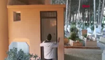 Bursa İznik'te türbe ile mezarlık tuvaletinin kapıları çalındı