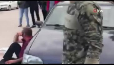 Eşine sokak ortasında satırla saldıran şahsı vatandaşlar linç etmek istedi