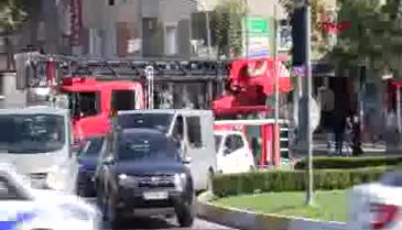 Binanın çatısı alev alev yandı
