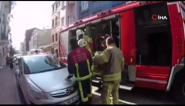 Başı pencere korkuluklarına sıkıştı!