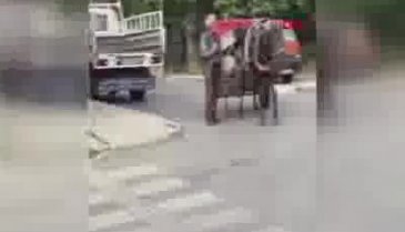 Ayağı sakat atla hurda toplayan kişiye sosyal medyada tepki