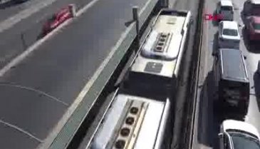 Genç kız çığlık attı, metrobüsteki tacizci yakalandı