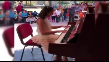 Amerika'dan ödüllü çocuk piyanist Bursa'da çocuklara konser verdi